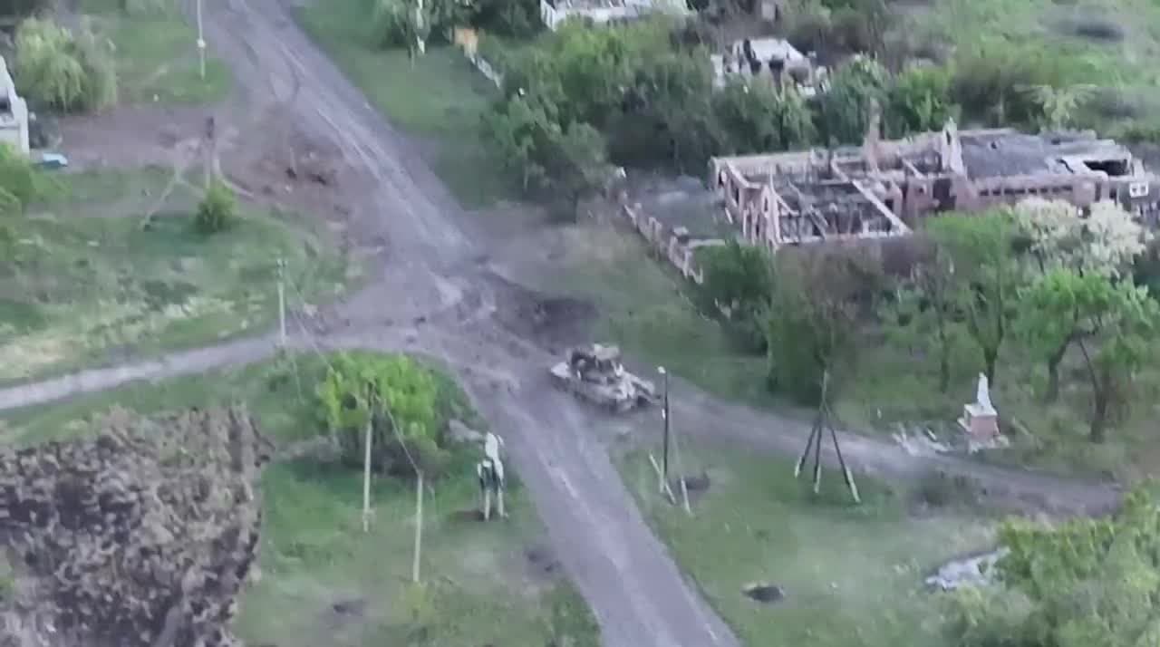 Small Ukrainian drone blows up moving T-72 tank