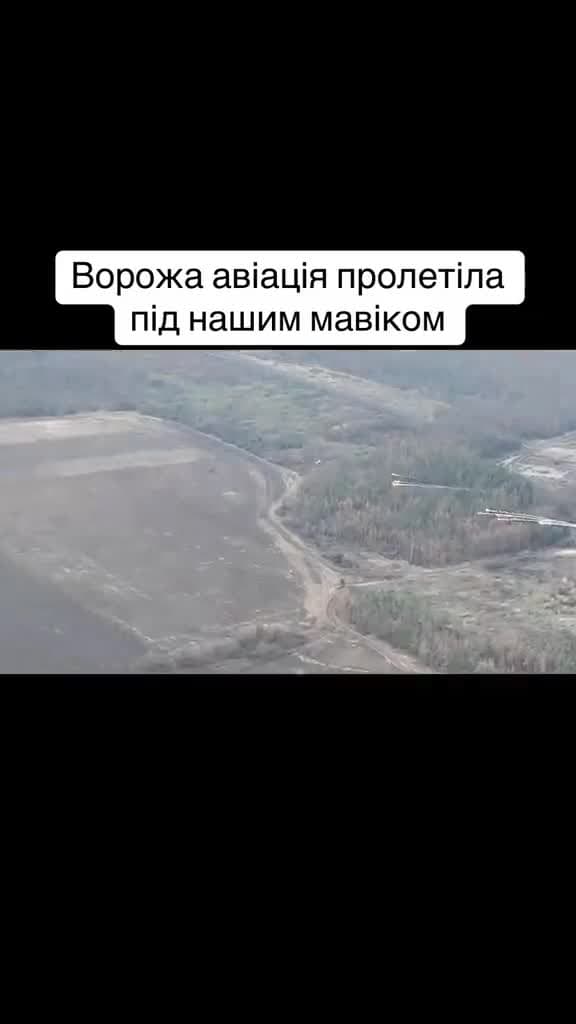 ✈️ Український коптер зафільмував проліт двох російських штурмовиків Су-25. Шкода що на мавіки не можна чіпля...